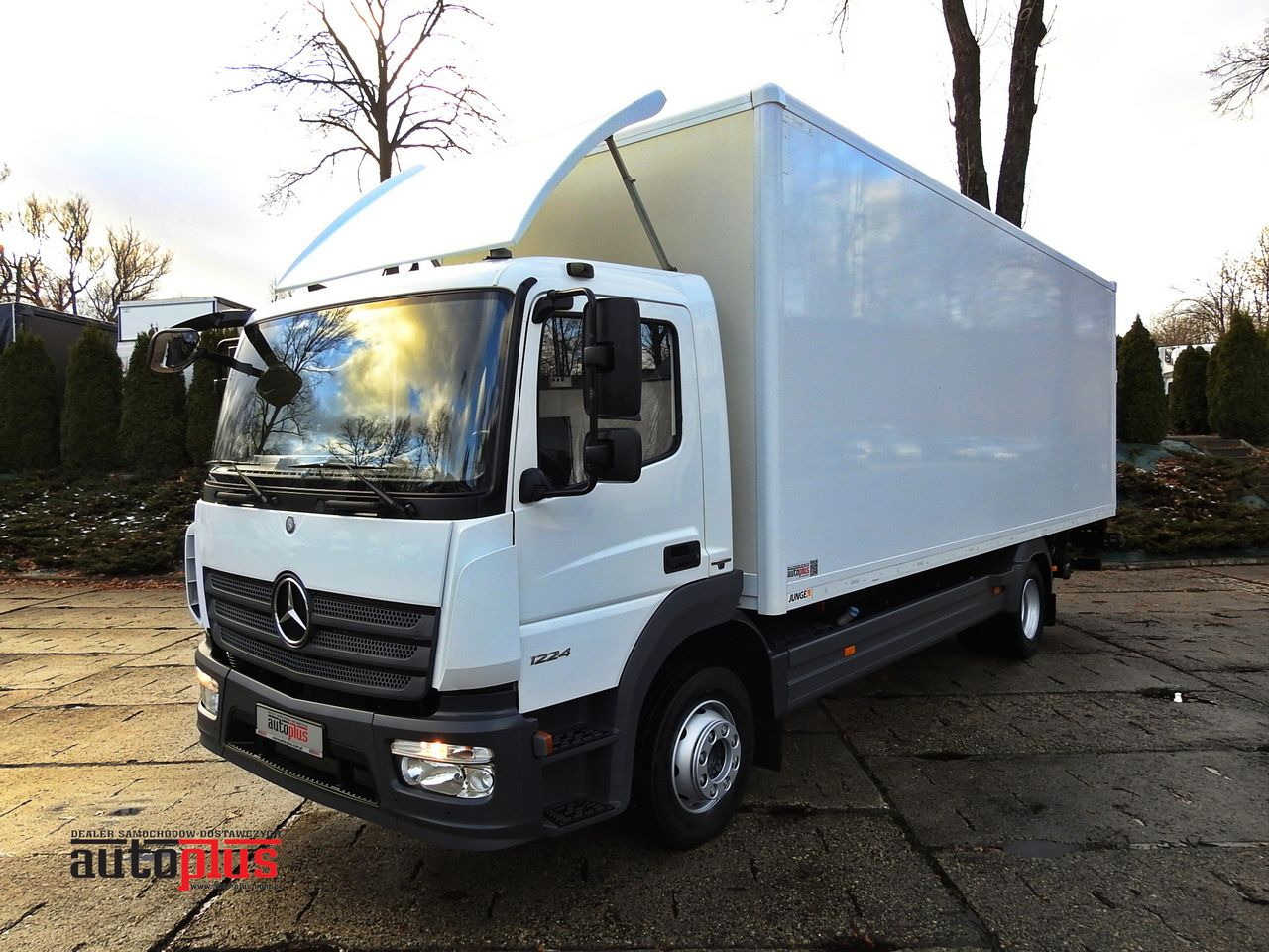 MERCEDES ATEGO 12.24 BOX LIFT 18 PALLETS CRUISE CONTROL AUTOMATIC TRANSMISSION TWIN WHEELS AIR CONDITIONING 240HP - Camion fourgon: photos 1 MERCEDES ATEGO 12.24 BOX LIFT 18 PALLETS CRUISE CONTROL AUTOMATIC TRANSMISSION TWIN WHEELS AIR CONDITIONING 240HP - Camion fourgon: photos 1