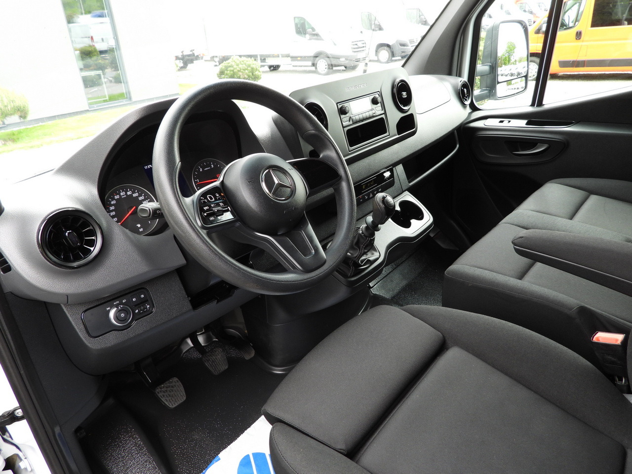 MERCEDES SPRINTER 519 TARPAULIN 8 PALLETS WEBASTO CRUISE CONTROL TWIN WHEELS AIR CONDITIONING 190HP - Utilitaire plateau baché: photos 2 MERCEDES SPRINTER 519 TARPAULIN 8 PALLETS WEBASTO CRUISE CONTROL TWIN WHEELS AIR CONDITIONING 190HP - Utilitaire plateau baché: photos 2