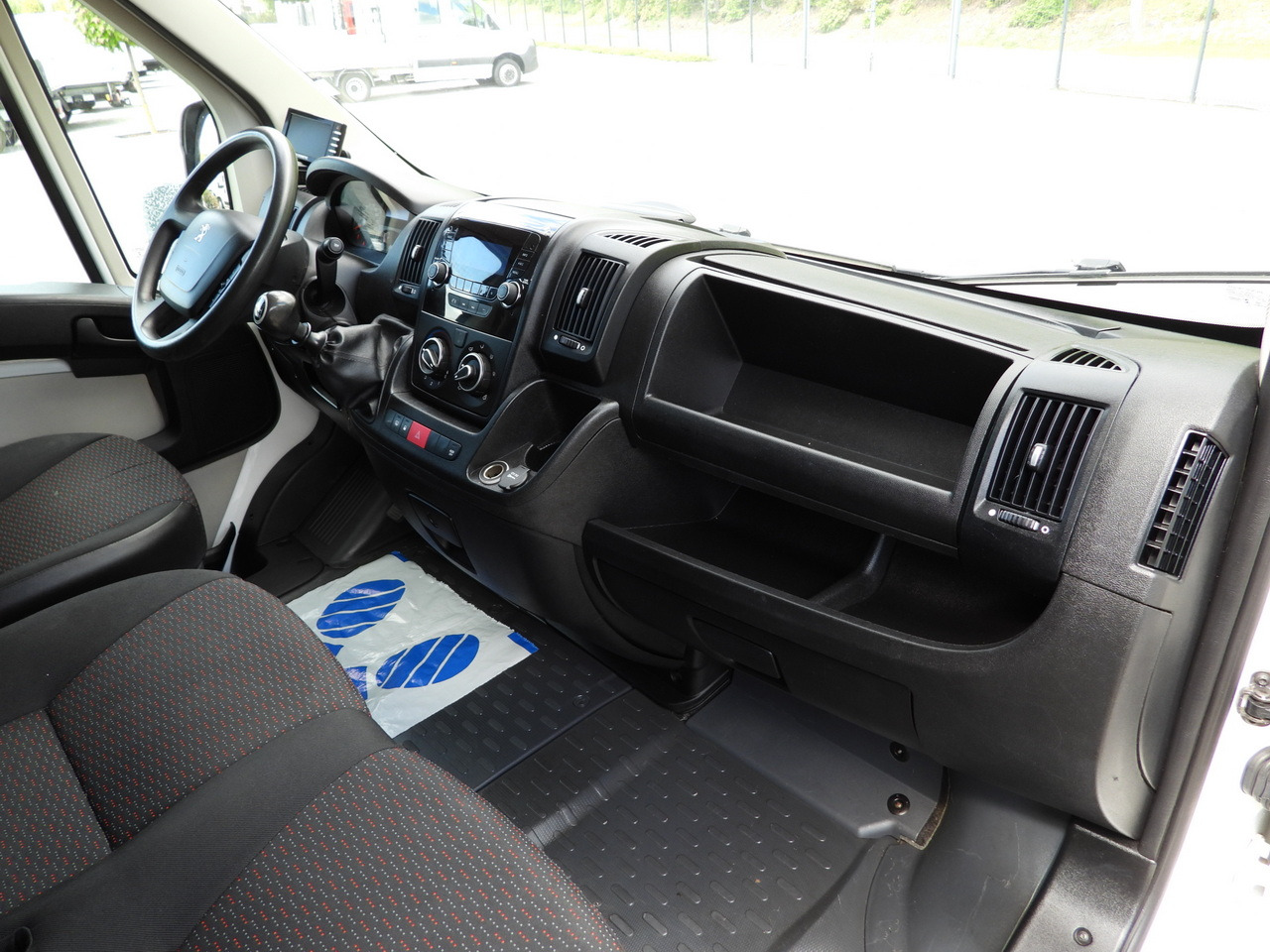 Fourgon grand volume PEUGEOT BOXER BOX 8 PALLETS CRUISE CONTROL AIR CONDITIONING  130HP: photos 33