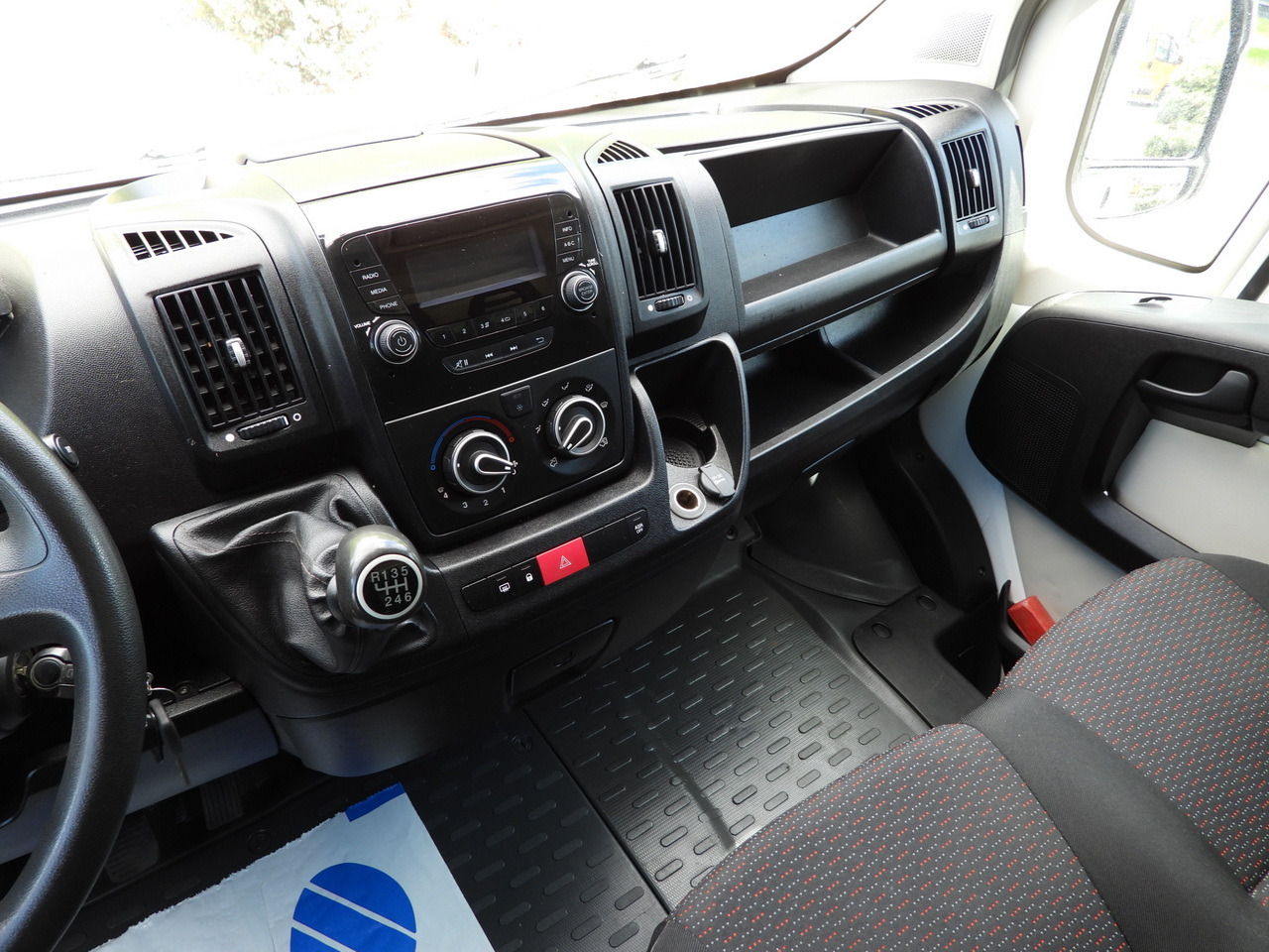 Fourgon grand volume PEUGEOT BOXER BOX 8 PALLETS CRUISE CONTROL AIR CONDITIONING  130HP: photos 27