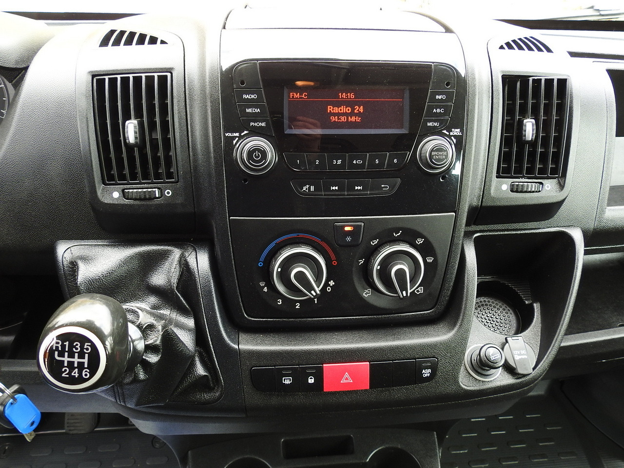 Utilitaire double cabine PEUGEOT BOXER STAKE BODY TARPAULIN DOUBLE CABIN DOKA 7 SEATS AIR CONDITIONING PNEUMATICS 140HP: photos 31 Utilitaire double cabine PEUGEOT BOXER STAKE BODY TARPAULIN DOUBLE CABIN DOKA 7 SEATS AIR CONDITIONING PNEUMATICS 140HP: photos 31