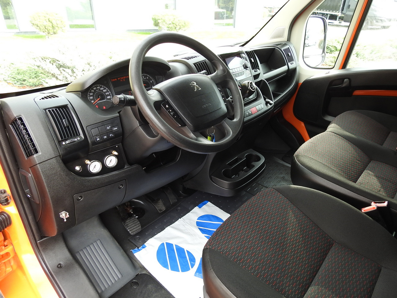 PEUGEOT BOXER STAKE BODY TARPAULIN DOUBLE CABIN DOKA 7 SEATS AIR CONDITIONING PNEUMATICS 140HP - Utilitaire double cabine: photos 2 PEUGEOT BOXER STAKE BODY TARPAULIN DOUBLE CABIN DOKA 7 SEATS AIR CONDITIONING PNEUMATICS 140HP - Utilitaire double cabine: photos 2