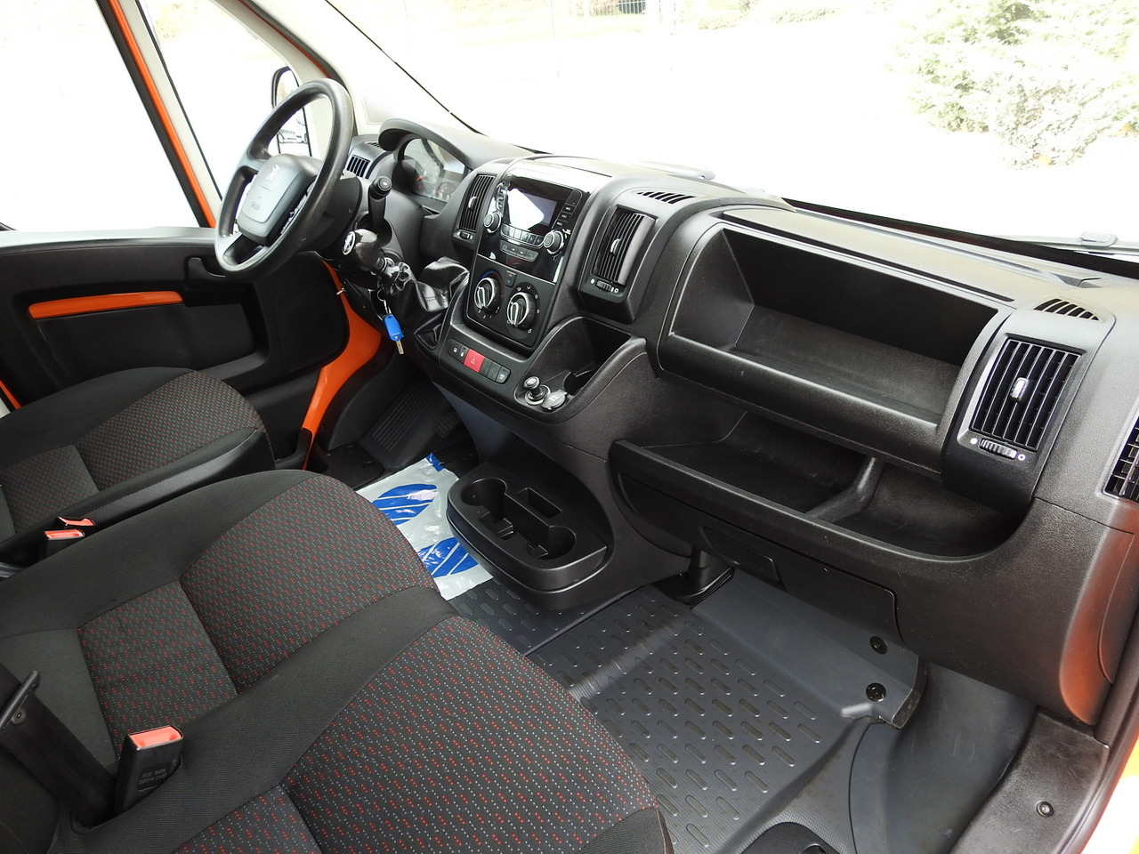 Utilitaire double cabine PEUGEOT BOXER STAKE BODY TARPAULIN DOUBLE CABIN DOKA 7 SEATS AIR CONDITIONING PNEUMATICS 140HP: photos 34 Utilitaire double cabine PEUGEOT BOXER STAKE BODY TARPAULIN DOUBLE CABIN DOKA 7 SEATS AIR CONDITIONING PNEUMATICS 140HP: photos 34
