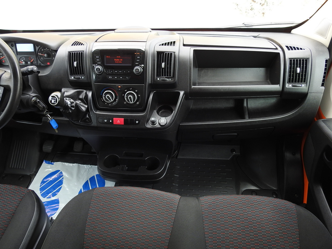 Utilitaire double cabine PEUGEOT BOXER STAKE BODY TARPAULIN DOUBLE CABIN DOKA 7 SEATS AIR CONDITIONING PNEUMATICS 140HP: photos 30 Utilitaire double cabine PEUGEOT BOXER STAKE BODY TARPAULIN DOUBLE CABIN DOKA 7 SEATS AIR CONDITIONING PNEUMATICS 140HP: photos 30