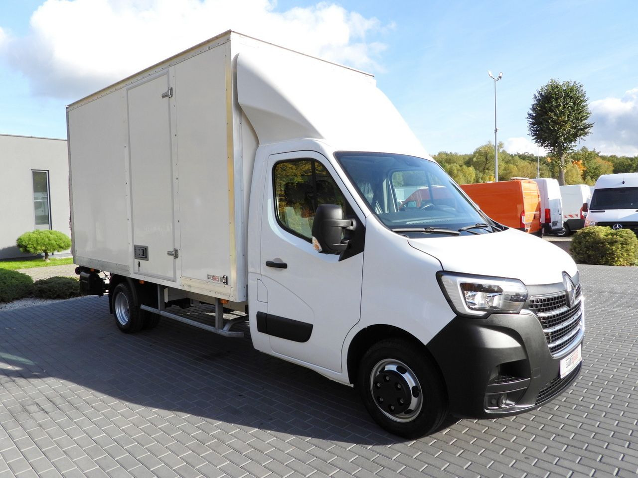 RENAULT MASTER BOX LIFT 8 PALLETS CRUISE CONTROL LED LIGHTS TWIN WHEELS AIR CONDITIONING 145HP - Utilitaire frigorifique: photos 4 RENAULT MASTER BOX LIFT 8 PALLETS CRUISE CONTROL LED LIGHTS TWIN WHEELS AIR CONDITIONING 145HP - Utilitaire frigorifique: photos 4