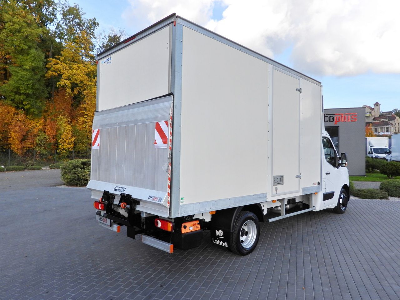 RENAULT MASTER BOX LIFT 8 PALLETS CRUISE CONTROL LED LIGHTS TWIN WHEELS AIR CONDITIONING 145HP - Utilitaire frigorifique: photos 3 RENAULT MASTER BOX LIFT 8 PALLETS CRUISE CONTROL LED LIGHTS TWIN WHEELS AIR CONDITIONING 145HP - Utilitaire frigorifique: photos 3