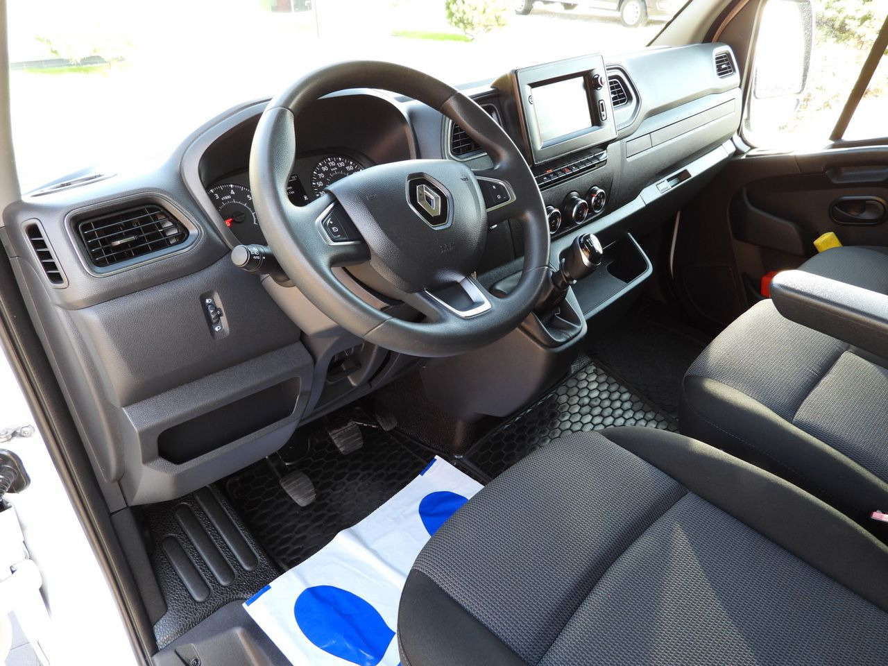 RENAULT MASTER BOX LIFT 8 PALLETS CRUISE CONTROL LED LIGHTS TWIN WHEELS AIR CONDITIONING 145HP - Utilitaire frigorifique: photos 2 RENAULT MASTER BOX LIFT 8 PALLETS CRUISE CONTROL LED LIGHTS TWIN WHEELS AIR CONDITIONING 145HP - Utilitaire frigorifique: photos 2