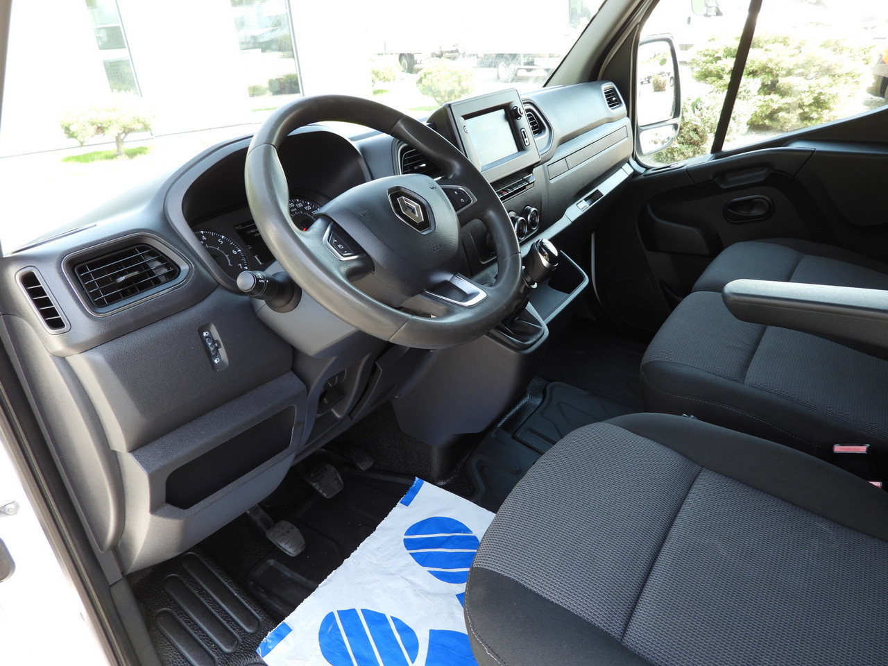 RENAULT MASTER BOX LIFT 8 PALLETS CRUISE CONTROL NAVIGATION LED LIGHTS TWIN WHEELS AIR CONDITIONING 145HP - Utilitaire frigorifique: photos 2 RENAULT MASTER BOX LIFT 8 PALLETS CRUISE CONTROL NAVIGATION LED LIGHTS TWIN WHEELS AIR CONDITIONING 145HP - Utilitaire frigorifique: photos 2