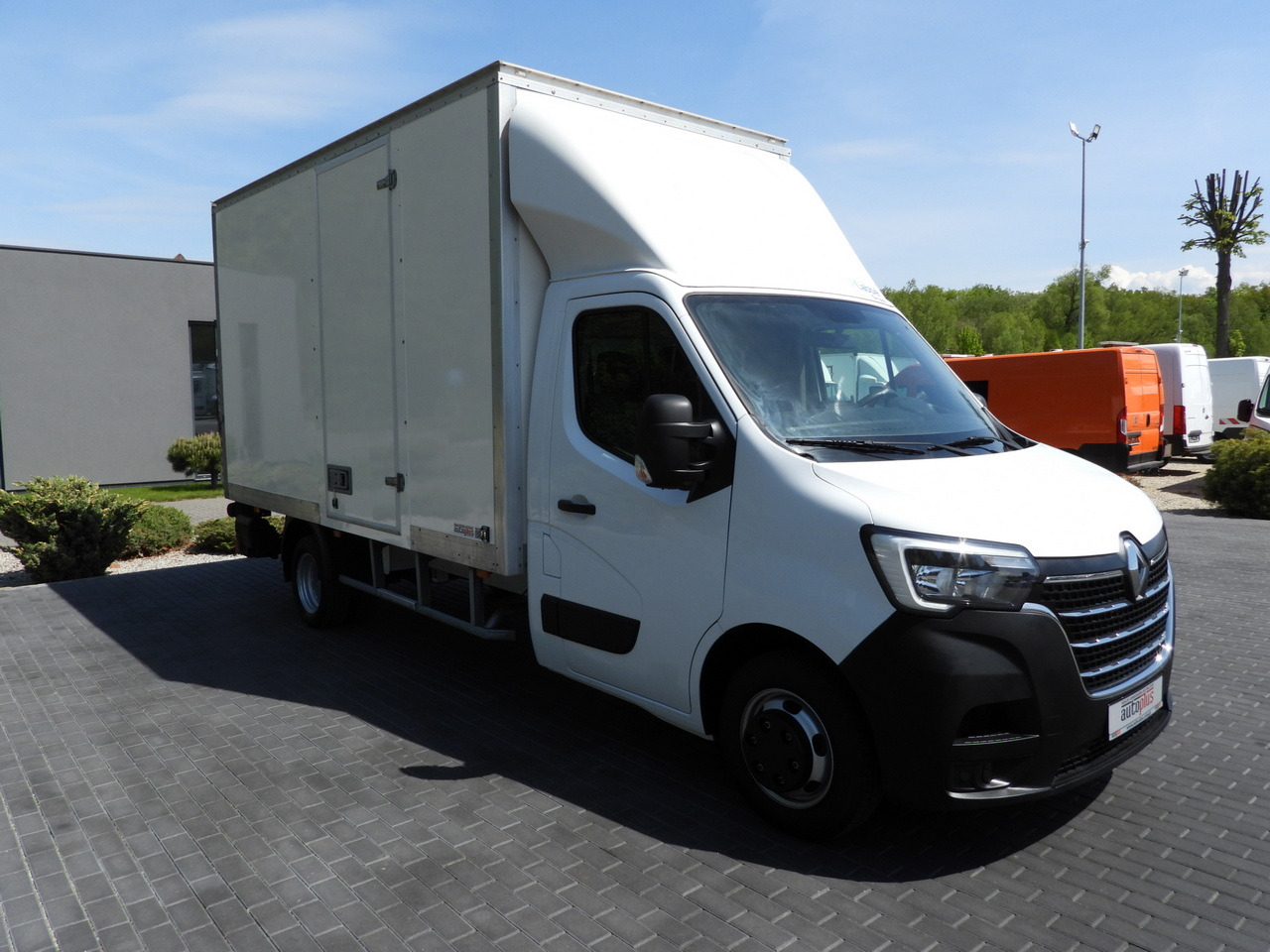 RENAULT MASTER BOX LIFT 8 PALLETS CRUISE CONTROL NAVIGATION LED LIGHTS TWIN WHEELS AIR CONDITIONING 145HP - Utilitaire frigorifique: photos 4 RENAULT MASTER BOX LIFT 8 PALLETS CRUISE CONTROL NAVIGATION LED LIGHTS TWIN WHEELS AIR CONDITIONING 145HP - Utilitaire frigorifique: photos 4