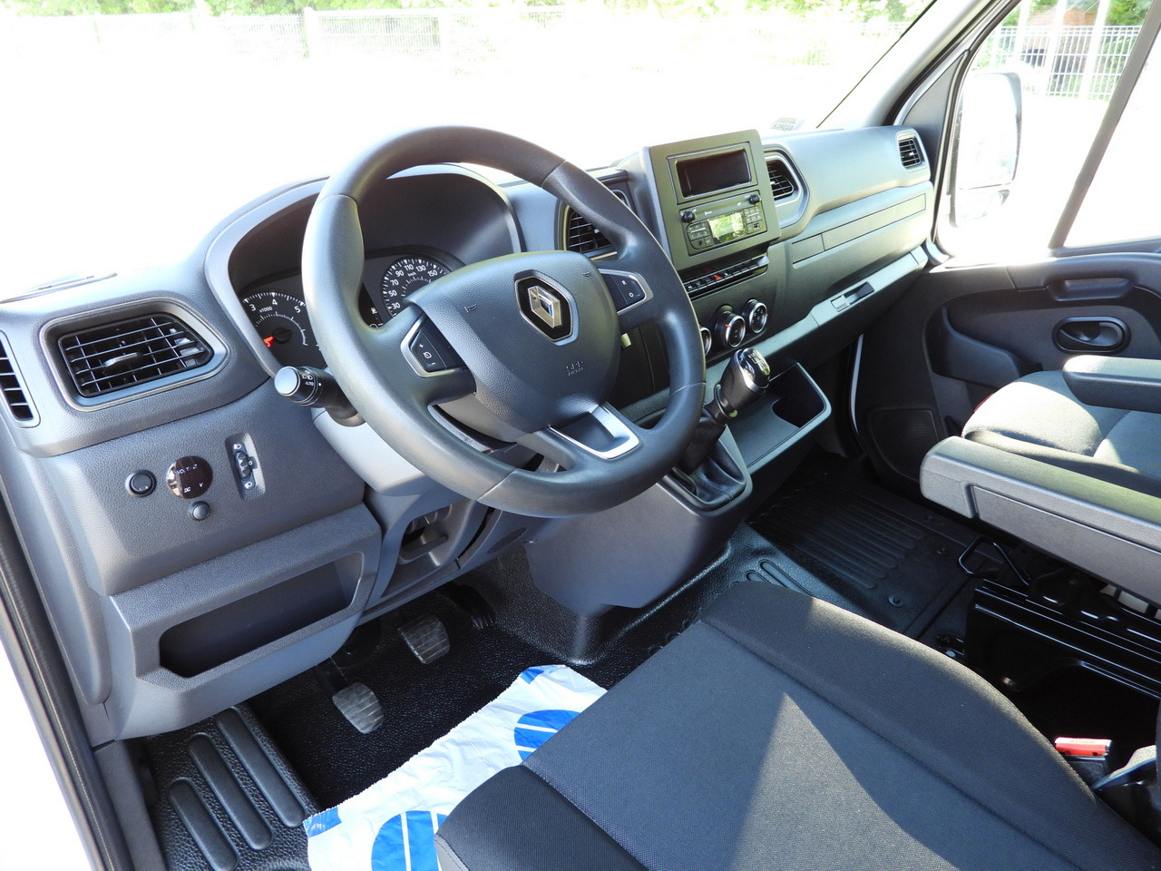 RENAULT MASTER TARPAULIN 10 PALLETS WEBASTO CRUISE CONTROL LED LIGHTS PNEUMATICS AIR CONDITIONING 165HP - Utilitaire plateau baché: photos 2 RENAULT MASTER TARPAULIN 10 PALLETS WEBASTO CRUISE CONTROL LED LIGHTS PNEUMATICS AIR CONDITIONING 165HP - Utilitaire plateau baché: photos 2