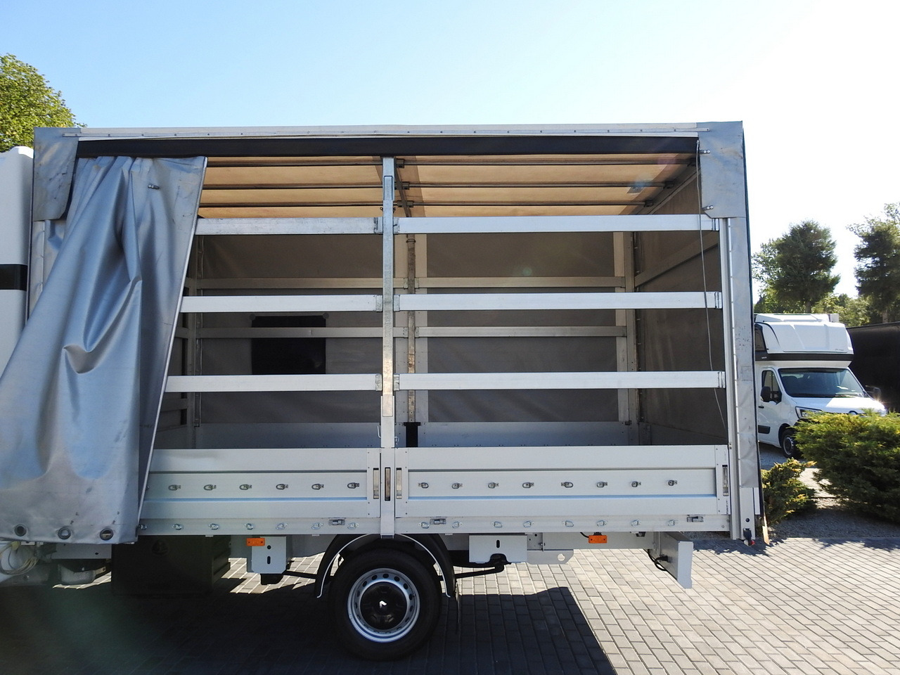Utilitaire plateau baché RENAULT MASTER TARPAULIN 8 PALLETS WEBASTO CRUISE CONTROL AIR CONDITIONING PNEUMATICS 170HP: photos 25 Utilitaire plateau baché RENAULT MASTER TARPAULIN 8 PALLETS WEBASTO CRUISE CONTROL AIR CONDITIONING PNEUMATICS 170HP: photos 25