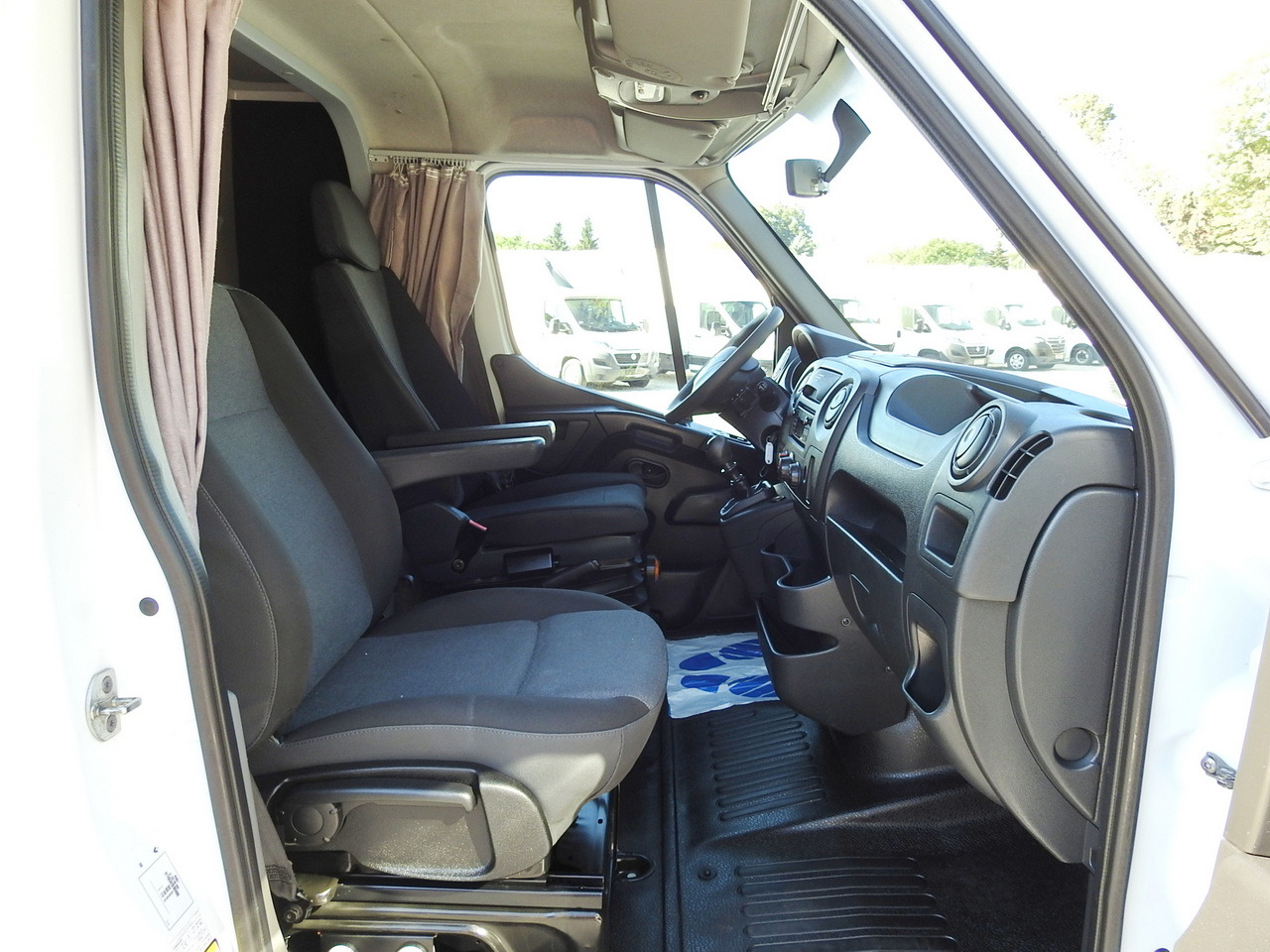 Utilitaire plateau baché RENAULT MASTER TARPAULIN 8 PALLETS WEBASTO CRUISE CONTROL AIR CONDITIONING PNEUMATICS 170HP: photos 39 Utilitaire plateau baché RENAULT MASTER TARPAULIN 8 PALLETS WEBASTO CRUISE CONTROL AIR CONDITIONING PNEUMATICS 170HP: photos 39