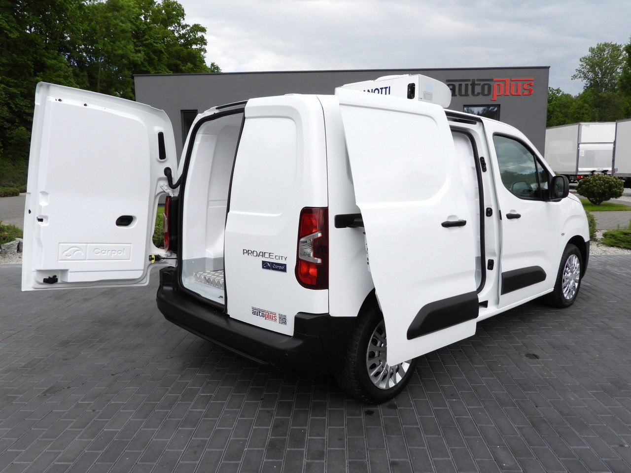 TOYOTA PROACE CITY REFRIGERATOR VAN -15*C POWER SUPPLY 230V CRUISE CONTROL AIR CONDITIONING 100HP - Utilitaire frigorifique: photos 3 TOYOTA PROACE CITY REFRIGERATOR VAN -15*C POWER SUPPLY 230V CRUISE CONTROL AIR CONDITIONING 100HP - Utilitaire frigorifique: photos 3