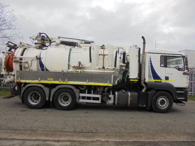 MAN TGA 26.400 6X4 Manual - Camion hydrocureur: photos 3 MAN TGA 26.400 6X4 Manual - Camion hydrocureur: photos 3