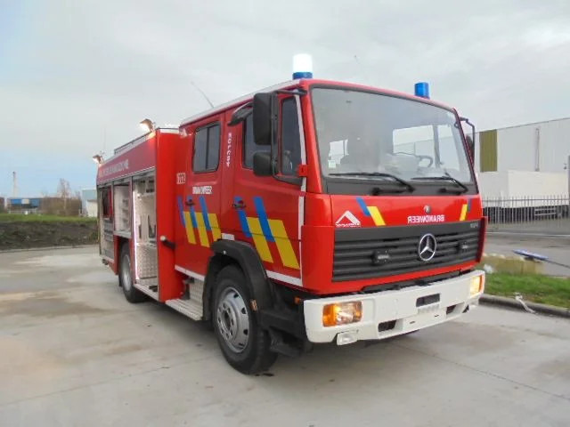 Mercedes-Benz 1124 F - Camion de pompier: photos 3 Mercedes-Benz 1124 F - Camion de pompier: photos 3