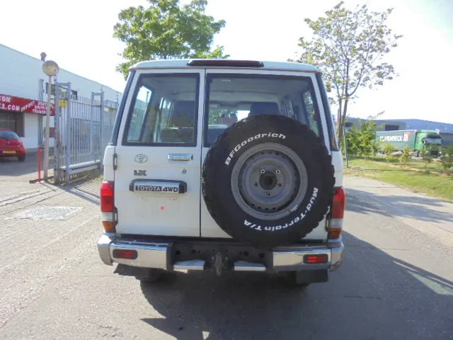 Toyota Land Cruiser HZJ76L 4X4 EXPORT OUTSIDE EU ONLY - Voiture: photos 5 Toyota Land Cruiser HZJ76L 4X4 EXPORT OUTSIDE EU ONLY - Voiture: photos 5