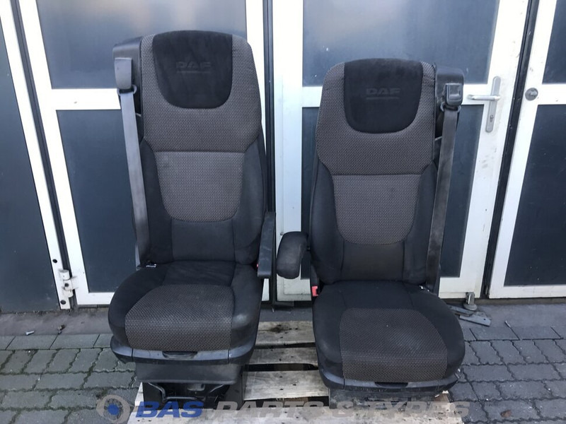 DAF XF106 Stoelen set DAF 1844320 - Siège pour Camion: photos 1 DAF XF106 Stoelen set DAF 1844320 - Siège pour Camion: photos 1