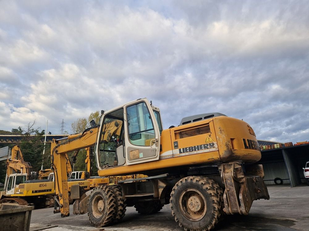 LIEBHERR A904C - Pelle sur pneus: photos 2 LIEBHERR A904C - Pelle sur pneus: photos 2