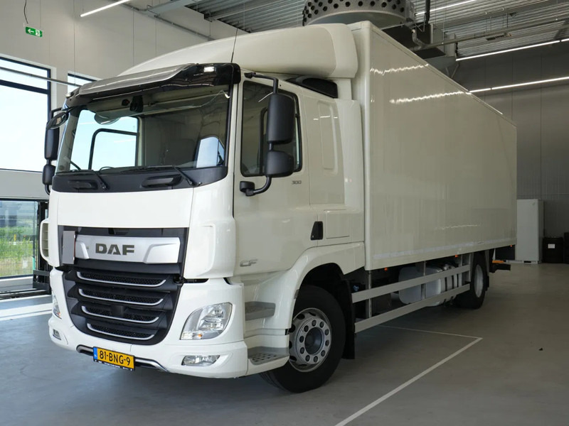 DAF CF 300 FA Sleeping Cab, New APK, Full Tank, New Tacho, 2t Laadklep - Camion fourgon: photos 1 DAF CF 300 FA Sleeping Cab, New APK, Full Tank, New Tacho, 2t Laadklep - Camion fourgon: photos 1
