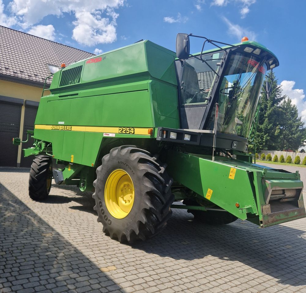 Kombajn zbożawy John deere 2254 2000 Kombajn John Deere JD - Moissonneuse-batteuse: photos 1 Kombajn zbożawy John deere 2254 2000 Kombajn John Deere JD - Moissonneuse-batteuse: photos 1
