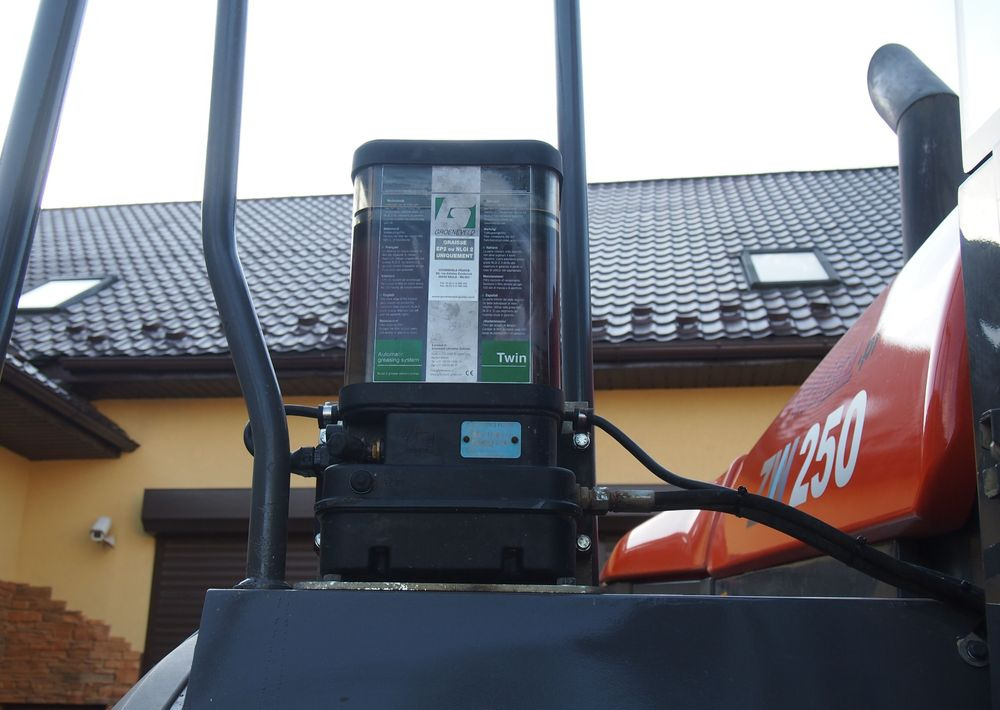 Ładowarka Hitachi ZW250 2010 Ładowarka Hitachi Waga, Centralne smarowanie - crédit-bail Ładowarka Hitachi ZW250 2010 Ładowarka Hitachi Waga, Centralne smarowanie: photos 9