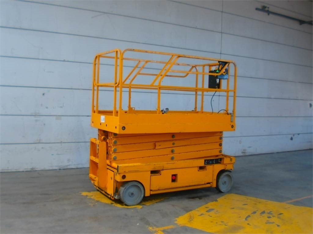 Haulotte Compact 12 - Nacelle ciseaux: photos 2 Haulotte Compact 12 - Nacelle ciseaux: photos 2