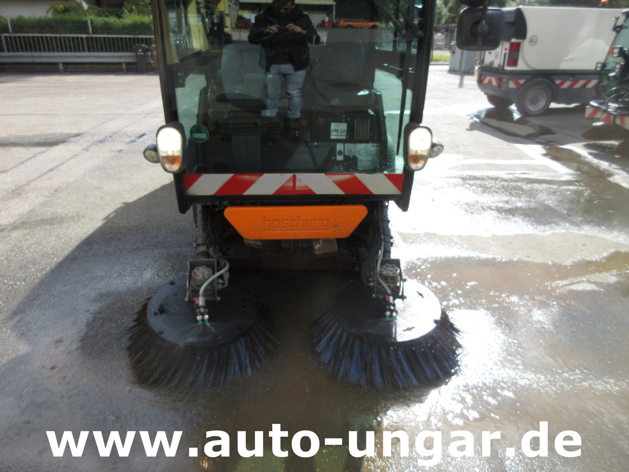 Boschung S2 Küpper-Weisser Kehrmaschine Urban Sweeper 2m³ Knicklenkung 40km/h - Balayeuse de voirie: photos 3 Boschung S2 Küpper-Weisser Kehrmaschine Urban Sweeper 2m³ Knicklenkung 40km/h - Balayeuse de voirie: photos 3