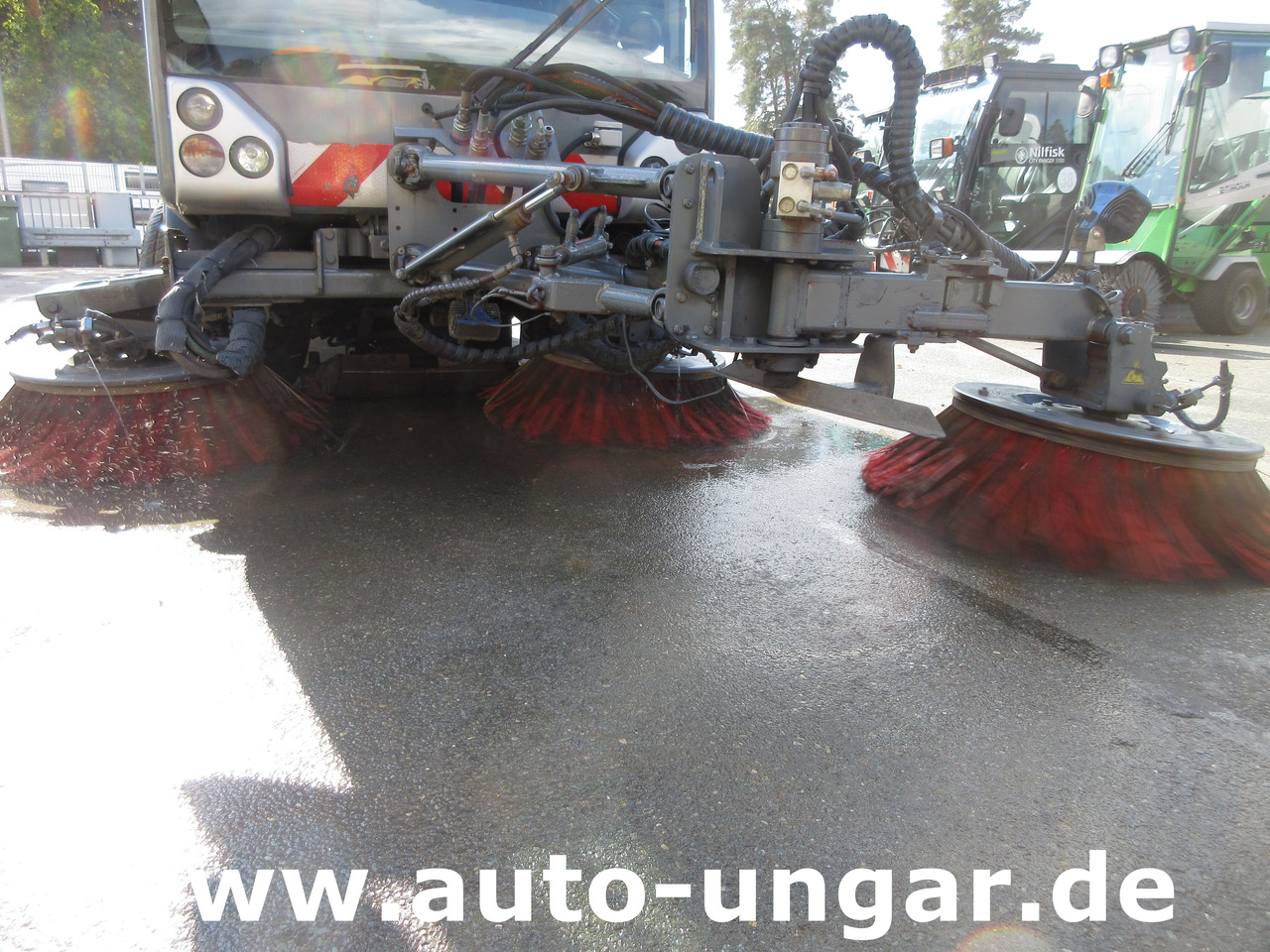 Boschung S3 Kehrmaschine urban sweeper Wildkrautbesen Allradlenkung - Balayeuse de voirie: photos 5 Boschung S3 Kehrmaschine urban sweeper Wildkrautbesen Allradlenkung - Balayeuse de voirie: photos 5