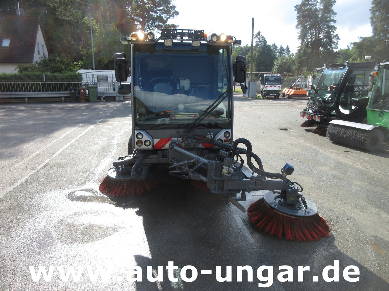 Boschung S3 Kehrmaschine urban sweeper Wildkrautbesen Allradlenkung - Balayeuse de voirie: photos 4 Boschung S3 Kehrmaschine urban sweeper Wildkrautbesen Allradlenkung - Balayeuse de voirie: photos 4