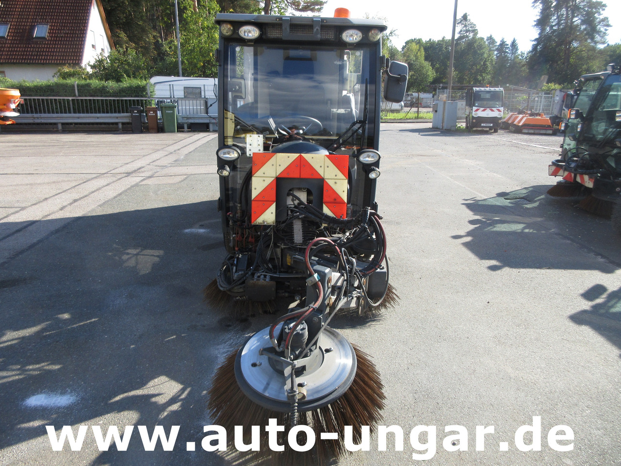 Hako CM 1600 Kehrmaschine 4x4 Baujahr 2018 3 Besen MOTORSCHADEN - Balayeuse de voirie: photos 2 Hako CM 1600 Kehrmaschine 4x4 Baujahr 2018 3 Besen MOTORSCHADEN - Balayeuse de voirie: photos 2