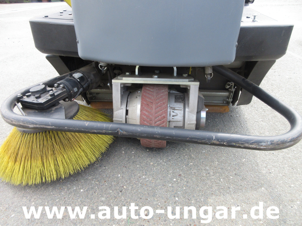 KÄRCHER KM 100/100 RBP Pack 1.280-112.0 elektrische Parkplatzkehrmaschine Hallenkehrmaschine Elektro - Balayeuse de voirie: photos 3 KÄRCHER KM 100/100 RBP Pack 1.280-112.0 elektrische Parkplatzkehrmaschine Hallenkehrmaschine Elektro - Balayeuse de voirie: photos 3
