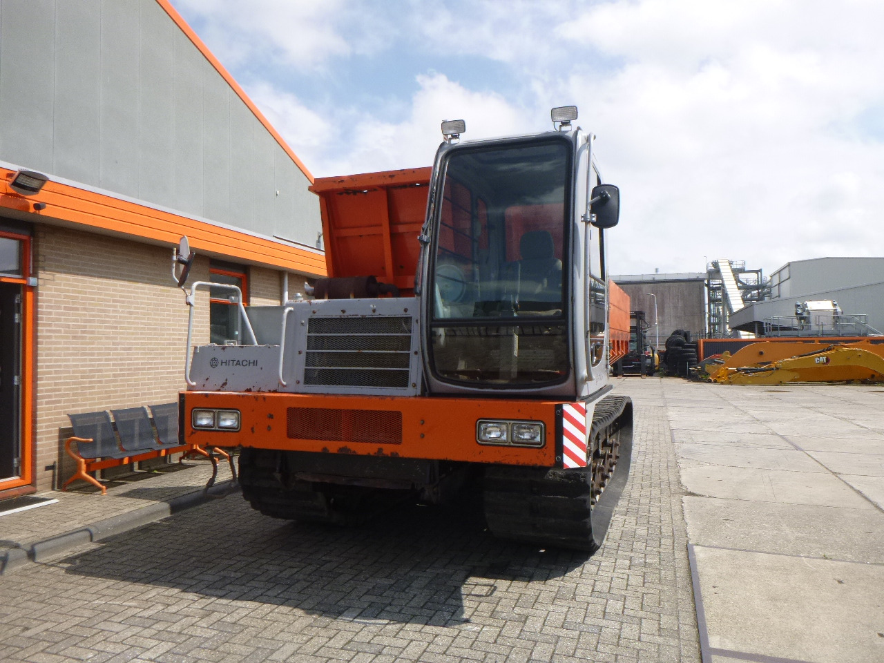 HITACHI CG110D-SC - Tombereau sur chenilles: photos 3 HITACHI CG110D-SC - Tombereau sur chenilles: photos 3