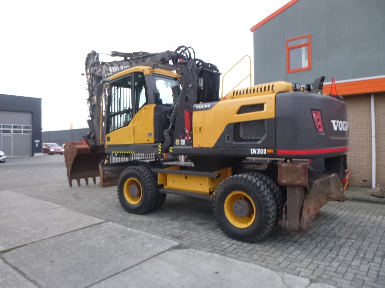 VOLVO EW210D - Pelle sur pneus: photos 1 VOLVO EW210D - Pelle sur pneus: photos 1