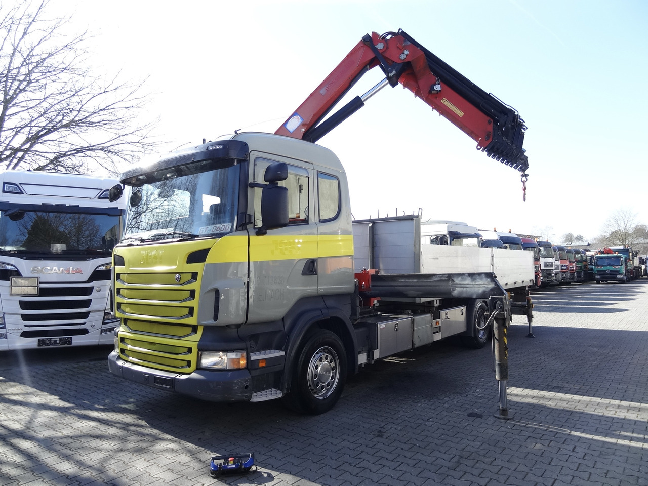 Scania R440 6X2*4 Kran HMF 3000 bis 30 Meter - Camion plateau, Camion grue: photos 1 Scania R440 6X2*4 Kran HMF 3000 bis 30 Meter - Camion plateau, Camion grue: photos 1