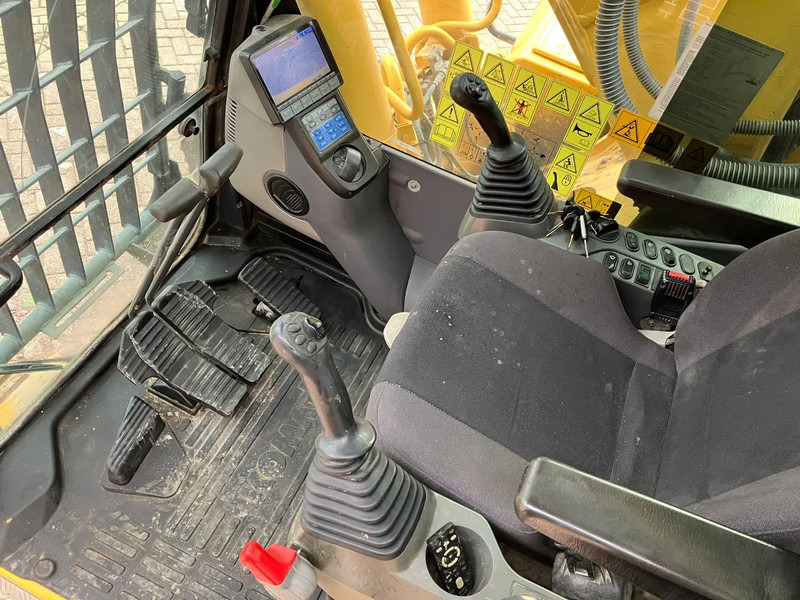 Pelle sur chenille Komatsu HB215LC-2: photos 9