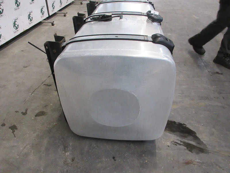 MAN 81.12201-5968 //710 LITER INHOUD MAN 18.460 EURO 6 MODEL 2021 - Réservoir de carburant pour Camion: photos 4 MAN 81.12201-5968 //710 LITER INHOUD MAN 18.460 EURO 6 MODEL 2021 - Réservoir de carburant pour Camion: photos 4