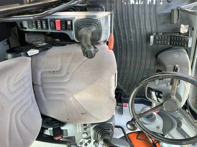 Hitachi ZX170W-6 - Pelle sur pneus: photos 2 Hitachi ZX170W-6 - Pelle sur pneus: photos 2