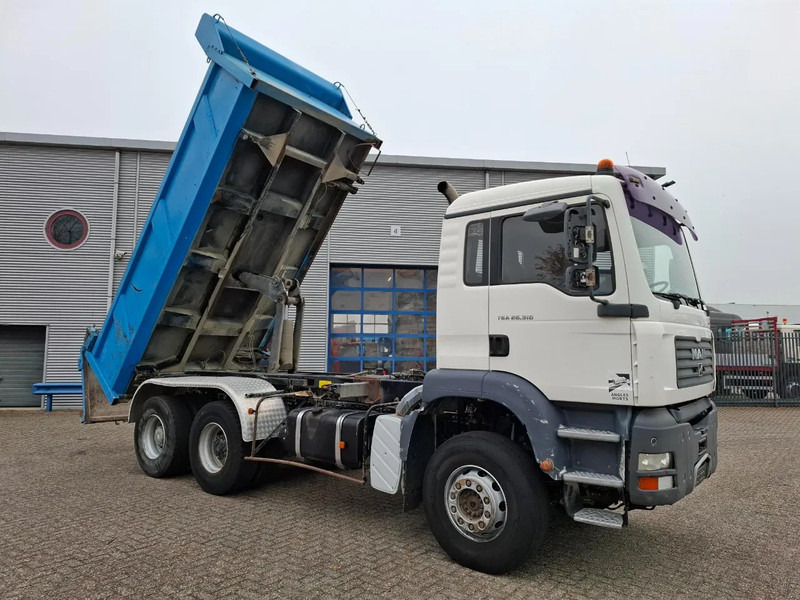 MAN TGA 26.310 / 6X4 / 2XBIG AXLE / 2SIDE TIPPER / ONLY:545423 KM / TUV:06-05-2026 / FULL-STEEL / AIRCO / MANUAL / EURO-4 / 2005 - Camion benne: photos 5 MAN TGA 26.310 / 6X4 / 2XBIG AXLE / 2SIDE TIPPER / ONLY:545423 KM / TUV:06-05-2026 / FULL-STEEL / AIRCO / MANUAL / EURO-4 / 2005 - Camion benne: photos 5