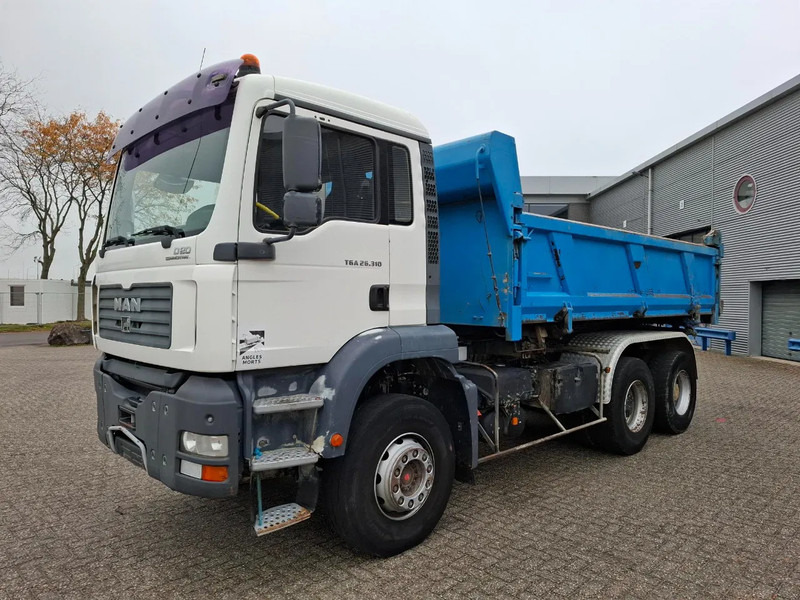 MAN TGA 26.310 / 6X4 / 2XBIG AXLE / 2SIDE TIPPER / ONLY:545423 KM / TUV:06-05-2026 / FULL-STEEL / AIRCO / MANUAL / EURO-4 / 2005 - Camion benne: photos 3 MAN TGA 26.310 / 6X4 / 2XBIG AXLE / 2SIDE TIPPER / ONLY:545423 KM / TUV:06-05-2026 / FULL-STEEL / AIRCO / MANUAL / EURO-4 / 2005 - Camion benne: photos 3
