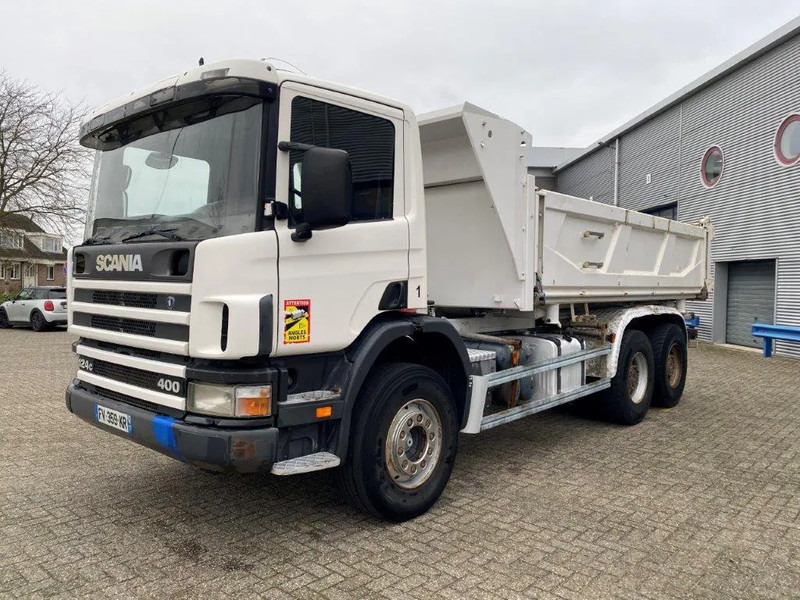 Scania 124-400 / 6X4 / RETARDER / BIG AXLE / FULL STEEL / 2SIDE TIPPER / OLD TACHO / AIRCO / MANUAL / EURO-2 / 2000 - Camion benne: photos 1 Scania 124-400 / 6X4 / RETARDER / BIG AXLE / FULL STEEL / 2SIDE TIPPER / OLD TACHO / AIRCO / MANUAL / EURO-2 / 2000 - Camion benne: photos 1