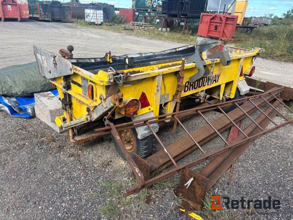 Bogserad sandspridare Broddway 240 - Epandeur de sable: photos 1 Bogserad sandspridare Broddway 240 - Epandeur de sable: photos 1