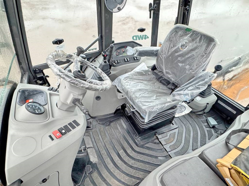 Case 770EX 4WD - New / Unused / Hammer Lines - Tractopelle: photos 5 Case 770EX 4WD - New / Unused / Hammer Lines - Tractopelle: photos 5