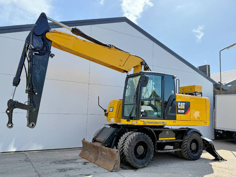Cat M320F - Dutch Machine / Triple Boom / Auto Lube - Pelle sur pneus: photos 2 Cat M320F - Dutch Machine / Triple Boom / Auto Lube - Pelle sur pneus: photos 2