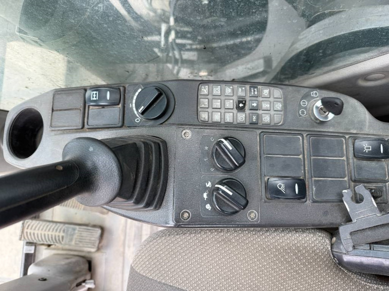 Pelle sur pneus Volvo EW180C - Dutch Machine / Triple Boom: photos 10 Pelle sur pneus Volvo EW180C - Dutch Machine / Triple Boom: photos 10