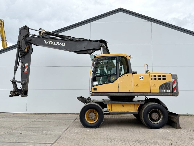 Volvo EW180C - Dutch Machine / Triple Boom - Pelle sur pneus: photos 1 Volvo EW180C - Dutch Machine / Triple Boom - Pelle sur pneus: photos 1