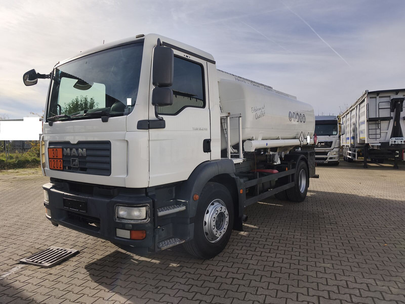 MAN TGM 18.240 12.400 l - Camion citerne: photos 1 MAN TGM 18.240 12.400 l - Camion citerne: photos 1