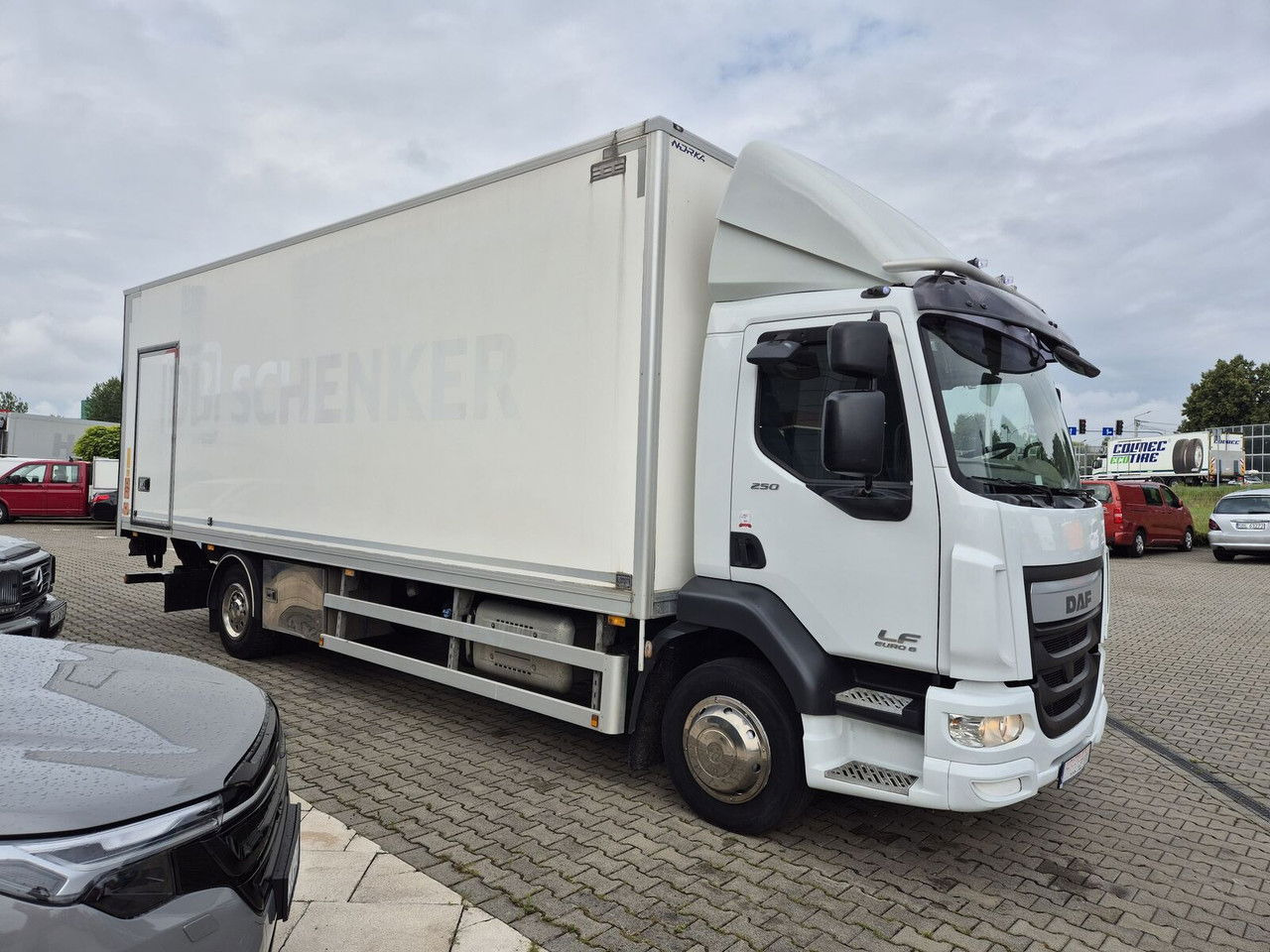 DAF LF 250 FA / Euro 6 / 18 EP / 3 Seats / 1 Owner - Camion fourgon: photos 5 DAF LF 250 FA / Euro 6 / 18 EP / 3 Seats / 1 Owner - Camion fourgon: photos 5
