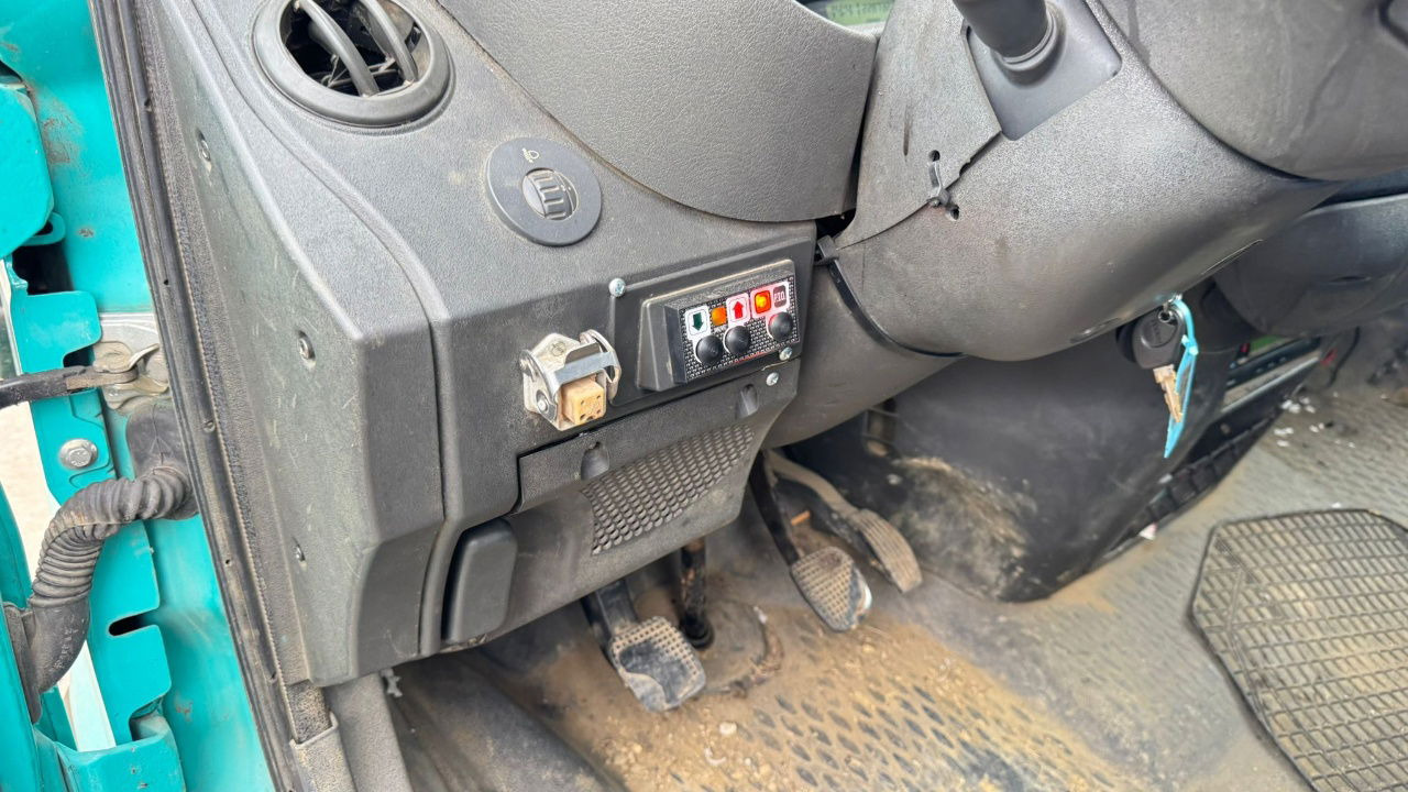 Fourgon plateau, Utilitaire double cabine Iveco Daily 65 C15 stake body - Hiab 045-3 - 7.5M: photos 20 Fourgon plateau, Utilitaire double cabine Iveco Daily 65 C15 stake body - Hiab 045-3 - 7.5M: photos 20