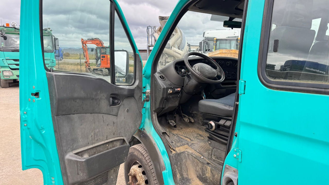 Fourgon plateau, Utilitaire double cabine Iveco Daily 65 C15 stake body - Hiab 045-3 - 7.5M: photos 18 Fourgon plateau, Utilitaire double cabine Iveco Daily 65 C15 stake body - Hiab 045-3 - 7.5M: photos 18