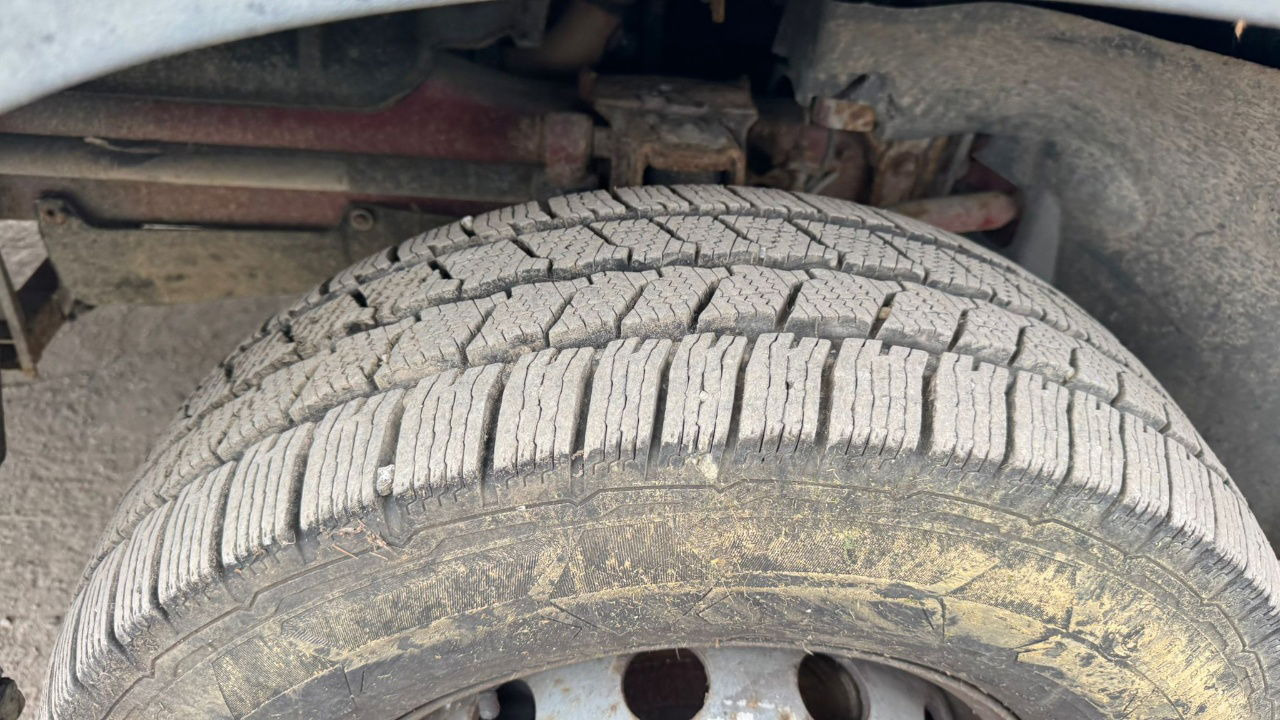 Fourgon plateau, Utilitaire double cabine Iveco Daily 65 C15 stake body - Hiab 045-3 - 7.5M: photos 16 Fourgon plateau, Utilitaire double cabine Iveco Daily 65 C15 stake body - Hiab 045-3 - 7.5M: photos 16